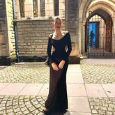 Vestido largo de otoño elegante con espalda descubierta y cadena y manga larga